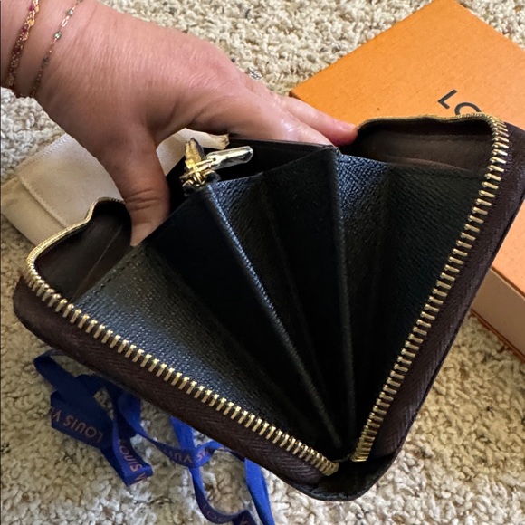 Louis Vuitton Reverse Monogram Zippy Wallet - Picture 9 of 12